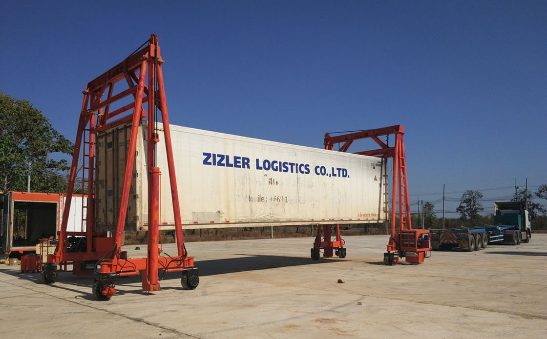 Heavy Duty Mobile Container Crane Steel Red Color For Seaport Transportation