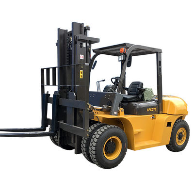 Αυτόματος λιμένας Forklifts 7 τόνου ISUZU γυρίζοντας ακτίνα 2240mm χρώματος μηχανών κίτρινη